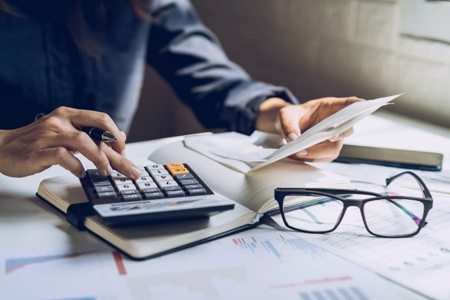 Revisión de cuentas con calculadora y documentos