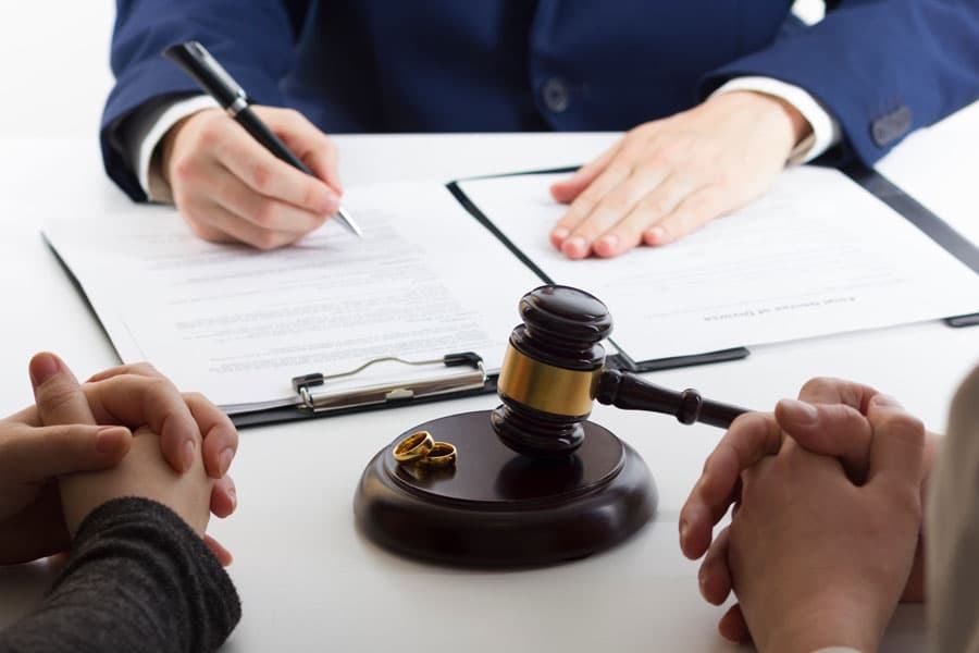 Documentación de un divorcio junto a un mazo de juez