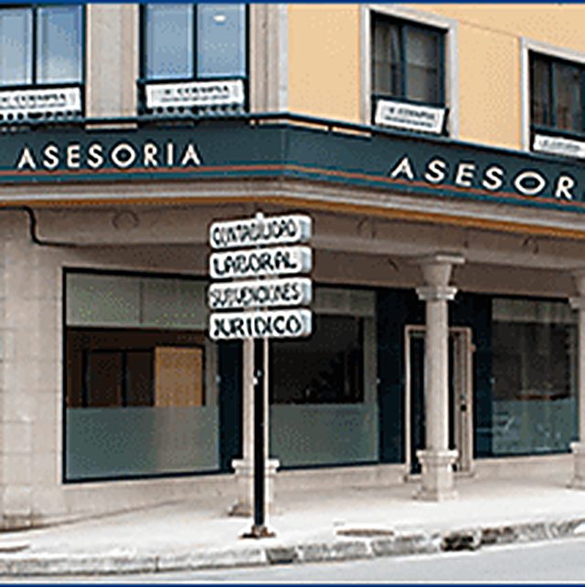 Fachada de Asesoria SUBFISCON en Dena, Meaño, con los rótulos de contabilidad, laboral, subvenciones y jurídico